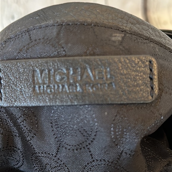 Michael Kors pebbled soft leather crossbody - Picture 6 of 11